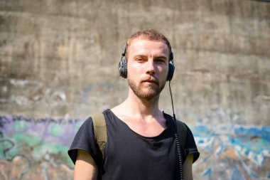 hipster modern şık sarışın adam dinleme müzik Parkı