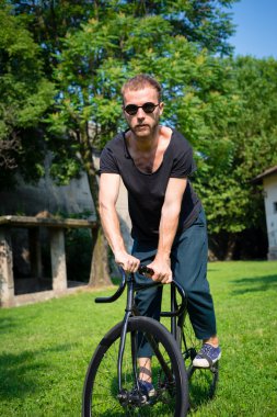 hipster modern şık sarışın erkek bisikleti ile