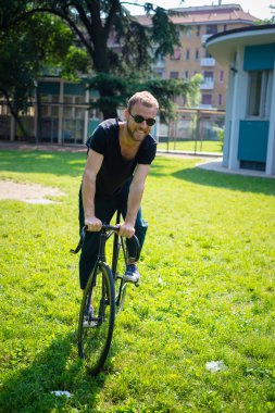 hipster modern şık sarışın erkek bisikleti ile