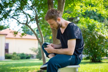 hipster modern şık sarışın adam telefon ile