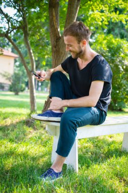 hipster modern şık sarışın adam telefon ile