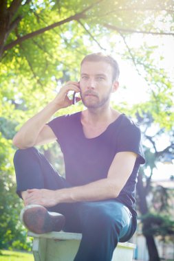 hipster modern şık sarışın adam telefon ile