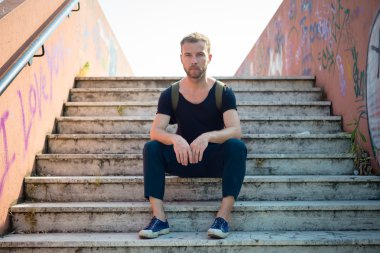 hipster modern şık sarışın adam merdivenlerde oturan