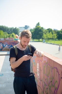 hipster modern şık sarışın adam telefon ile