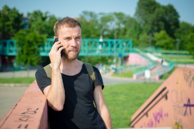 hipster modern şık sarışın adam telefon ile