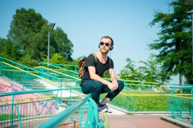hipster modern şık sarışın adam müzik dinleme