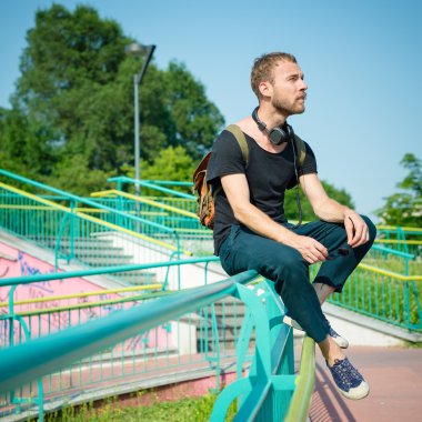 hipster modern şık sarışın adam