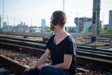 hipster modern şık sarışın adam raylar üzerinde