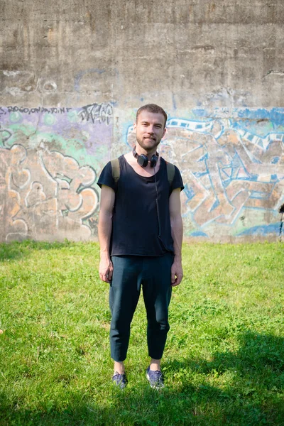 Hipster modern şık sarışın adam dinleme müzik Parkı — Stok fotoğraf