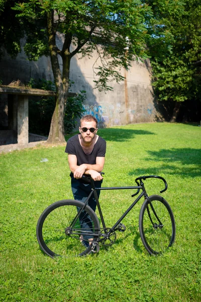 Csípő modern stílusos szőke férfi kerékpár — Stock Fotó