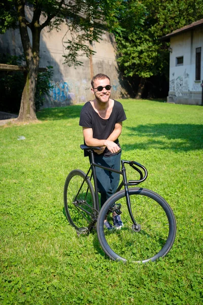 时髦现代时尚的金发男人的自行车 — 图库照片