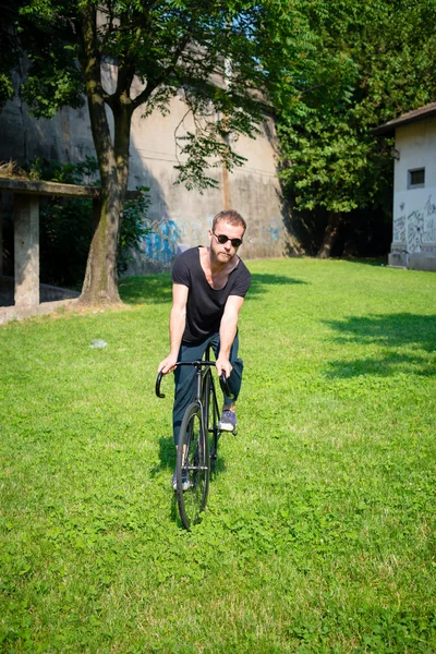 Hipster moderno elegante uomo biondo con bici — Foto Stock