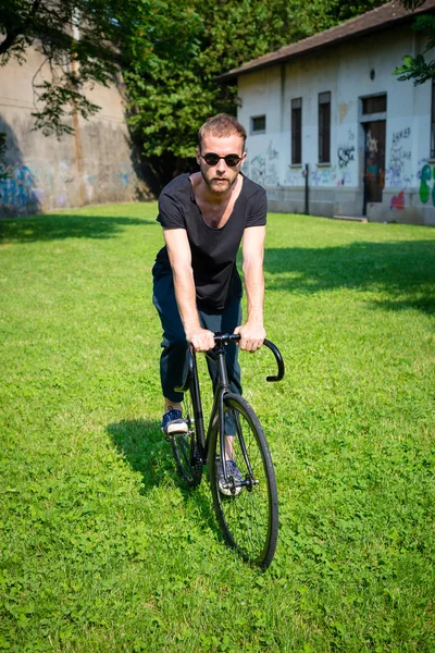Hipster moderner stilvoller blonder Mann mit Fahrrad — Stockfoto