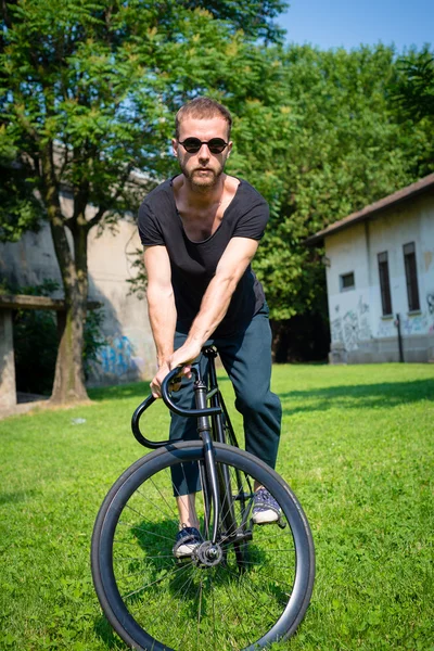 Hipster modern şık sarışın erkek bisikleti ile — Stok fotoğraf