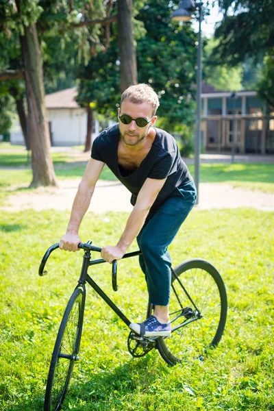 Hipster modern snygg blond man med cykel — Stockfoto