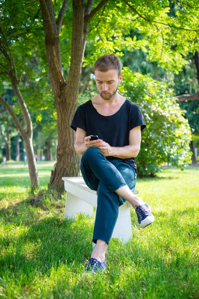 Hipster moderno elegante loiro homem com telefone — Fotografia de Stock