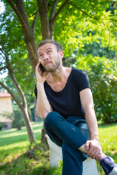 Hipster σύγχρονο κομψό ξανθιά άνδρα με τηλέφωνο — Φωτογραφία Αρχείου