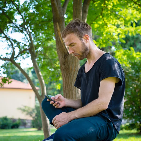 Hipster moderne stilvolle blonde Mann mit Telefon — Stockfoto