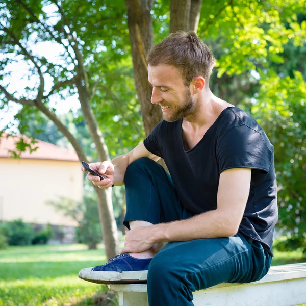 Hipster moderne stilvolle blonde Mann mit Telefon — Stockfoto