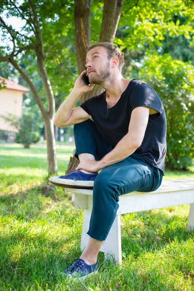 Hipster moderno elegante loiro homem com telefone — Fotografia de Stock