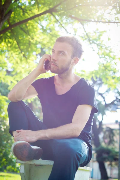 Hipster modern şık sarışın adam telefon ile — Stok fotoğraf