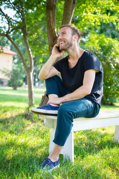 Hipster moderno elegante loiro homem com telefone — Fotografia de Stock