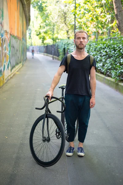Хипстер современный стильный блондин с велосипедом — стоковое фото