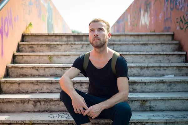 Hipster nowoczesne stylowe blond człowiek siedzi w schody — Zdjęcie stockowe