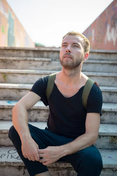 Hipster moderno elegante loiro homem sentado em escadas — Fotografia de Stock