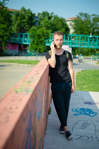 Hipster moderno y elegante hombre rubio con teléfono — Foto de Stock