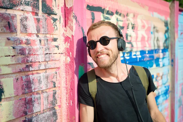 Hipster modern snygg blond man lyssnar musik — Stockfoto