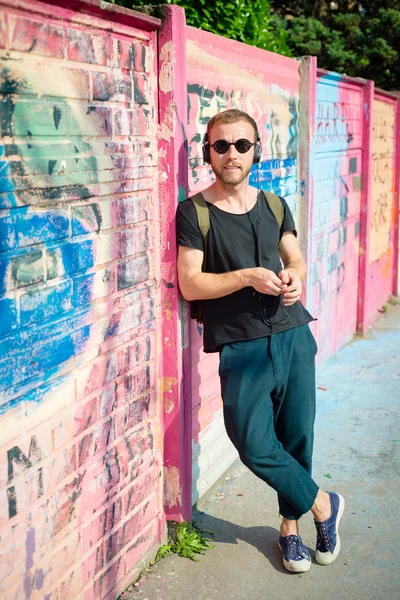 Hipster modern şık sarışın adam müzik dinleme — Stok fotoğraf