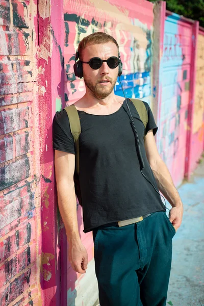 hipster modern şık sarışın adam müzik dinleme