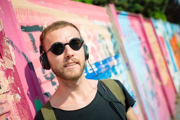 Hipster nowoczesne stylowe blond człowiek słuchania muzyki — Zdjęcie stockowe