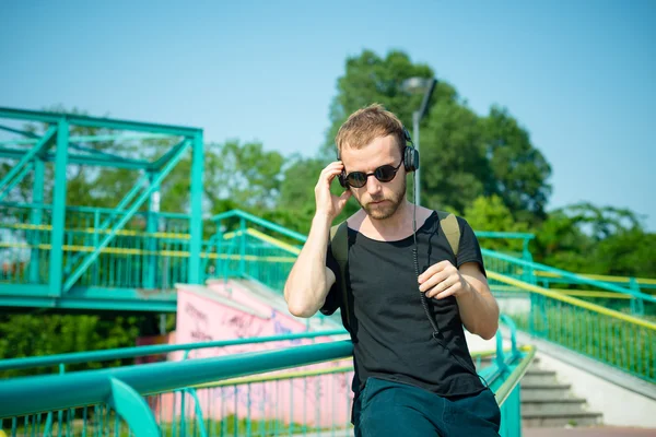 Hipster moderne stilvolle blonde Mann Musik hören — Stockfoto