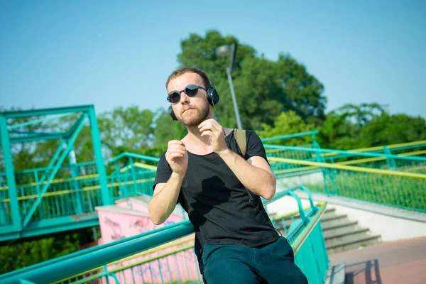 Hipster moderno elegante rubia hombre escuchar música — Foto de Stock