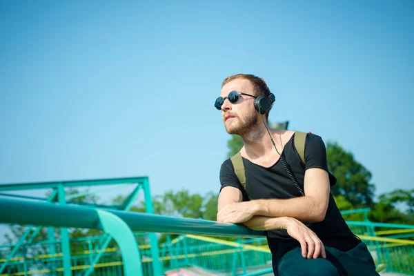 Hipster modern snygg blond man lyssnar musik — Stockfoto