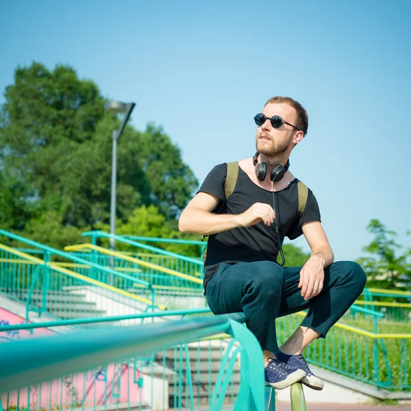 Hipster moderno elegante loira homem ouvindo música — Fotografia de Stock