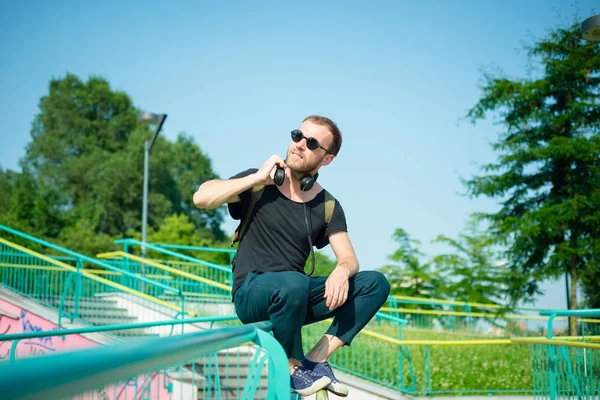 Hipster moderno elegante rubia hombre escuchar música —  Fotos de Stock