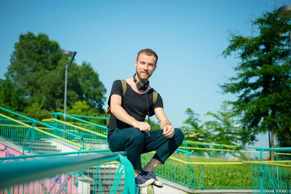 Hipster moderno elegante uomo biondo — Foto Stock