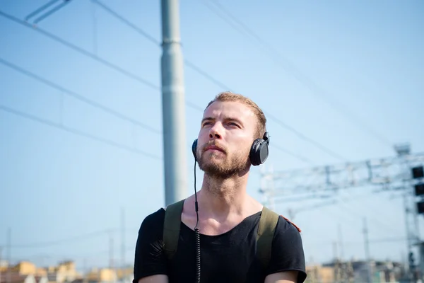 Hipster moderno elegante uomo biondo ascoltare musica — Foto Stock