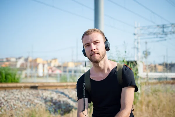 Hipster modern snygg blond man lyssnar musik — Stockfoto