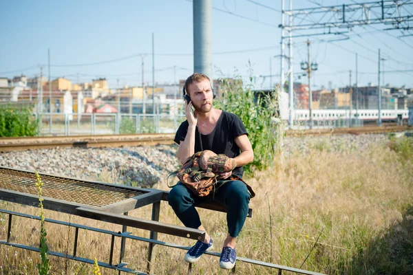 Hipster moderno elegante uomo biondo ascoltare musica — Foto Stock