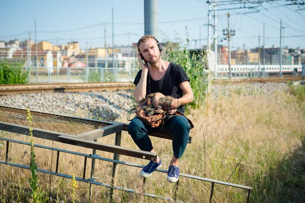 Μοντέρνο κομψό ξανθιά άνθρωπος hipster ακούγοντας μουσική — Φωτογραφία Αρχείου