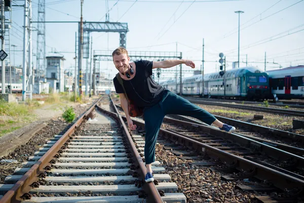 Hipster moderne élégant blond homme sur rails — Photo