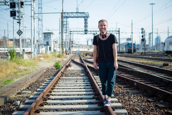 Hipster moderno elegante uomo biondo su rotaie — Foto Stock