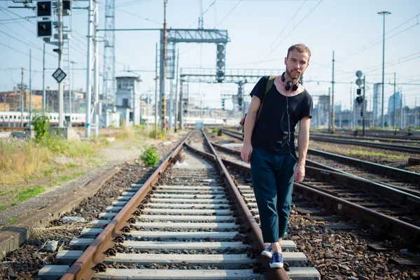 Hipster moderner stilvoller blonder Mann auf Schienen — Stockfoto