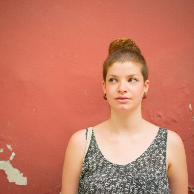 güzel şık modern genç kadın