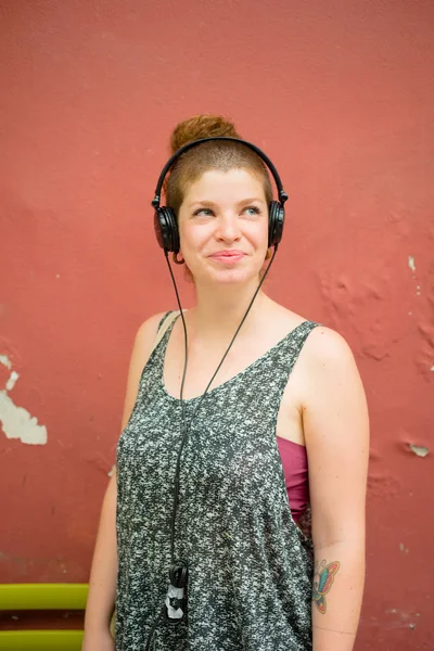Όμορφη κομψή σύγχρονη νεαρή γυναίκα που ακούτε μουσική — Φωτογραφία Αρχείου