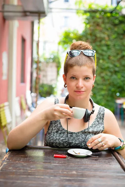 Schöne stilvolle moderne junge Frau — Stockfoto